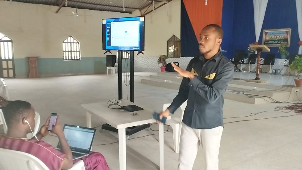 Chidiebere teaching holding a wordpress class in 2022. Chidiebere is on black shirt and milk coloured trousers 